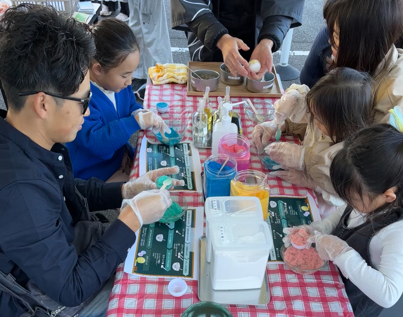 写真：浴玉（バスボール）作り