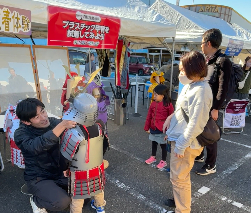 写真：プラスチック甲冑の試着