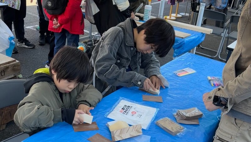 写真：木のマグネット作り