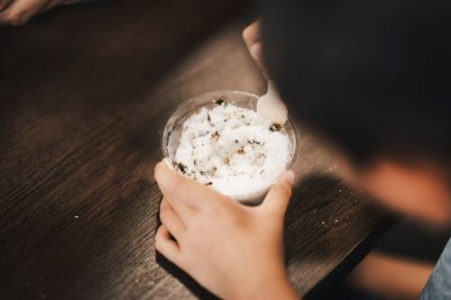 写真:浴玉(バスボール)作り
