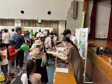 写真：来場者プレゼントのナデシコの苗