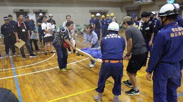 写真:要支援者搬送訓練