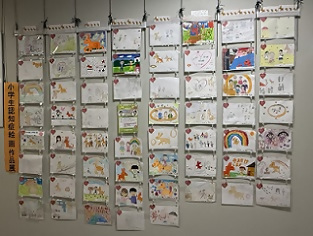 写真:小学生によるたくさんの絵画