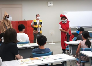 写真:鬼太郎の寸劇を見る子どもたち