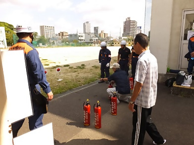 写真:初期消火訓練の様子