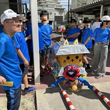 写真:南東にある入場門にて、子ども会みこし待機中