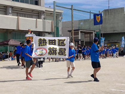 写真:子ども会みこし発進。大きい旗に「BUKENEKO」
