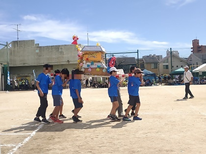 写真:子ども会みこしの側面に「ぶけねこ」