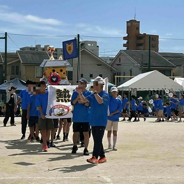 写真:校庭を一周して本部テント前で整列し、踊りも披露してくれました。