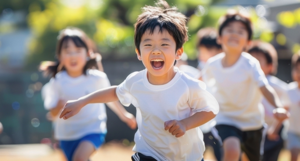写真：笑顔で走る子供たち