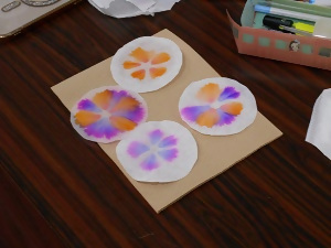 写真：7月30日「ペーパークロマトでひらけ！魔法の花！」