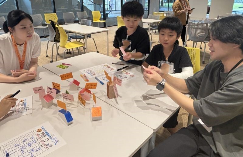 写真:あったらいいなと思う「場所」を旗に書いて意見を出しているグループワークの様子