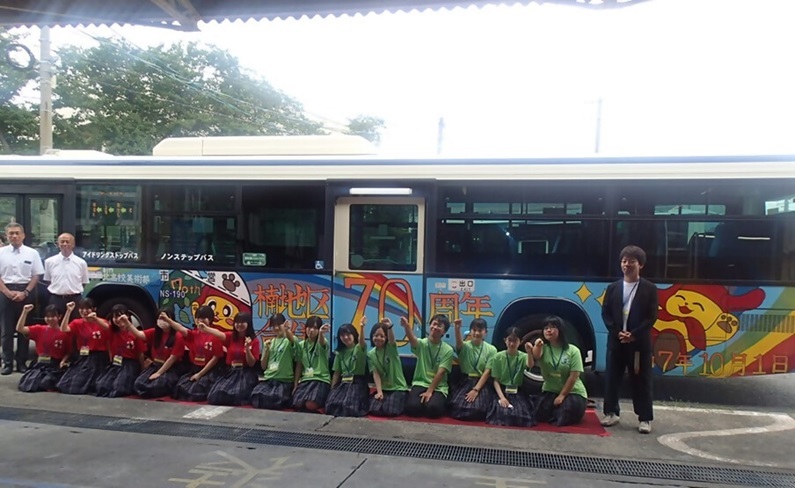 写真:アートバスと北高校生