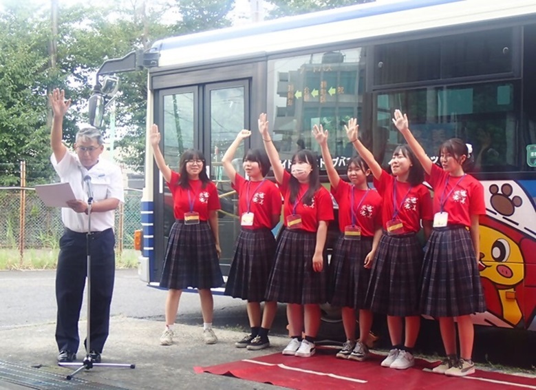 写真:出発の号令