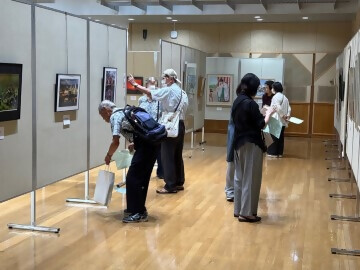 写真:美術展の観覧の様子