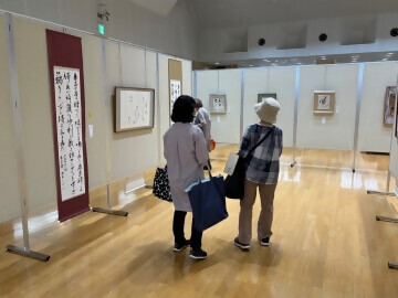 写真:書道展の観覧の様子
