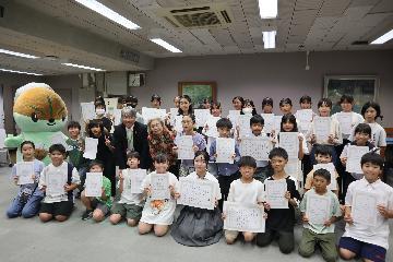 守山区子ども美術展表彰式の集合写真