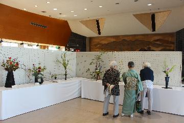 写真:秋のいけ花展会場内の様子