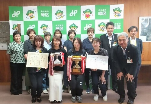 写真:緑区女性レクリエーションバレーボール連絡協議会のみなさんと区長