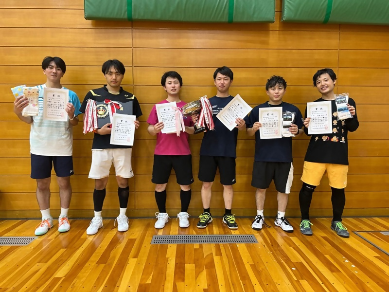 写真:男子ダブルス一般1部で受賞したペア