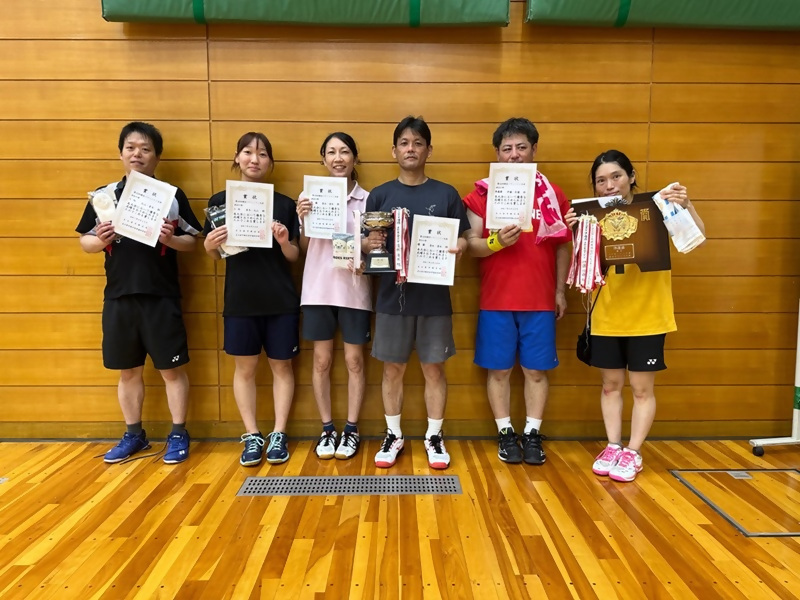 写真:混合ダブルスの部で受賞したペア