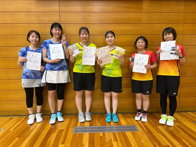 写真:女子ダブルス一般1部で受賞したペア