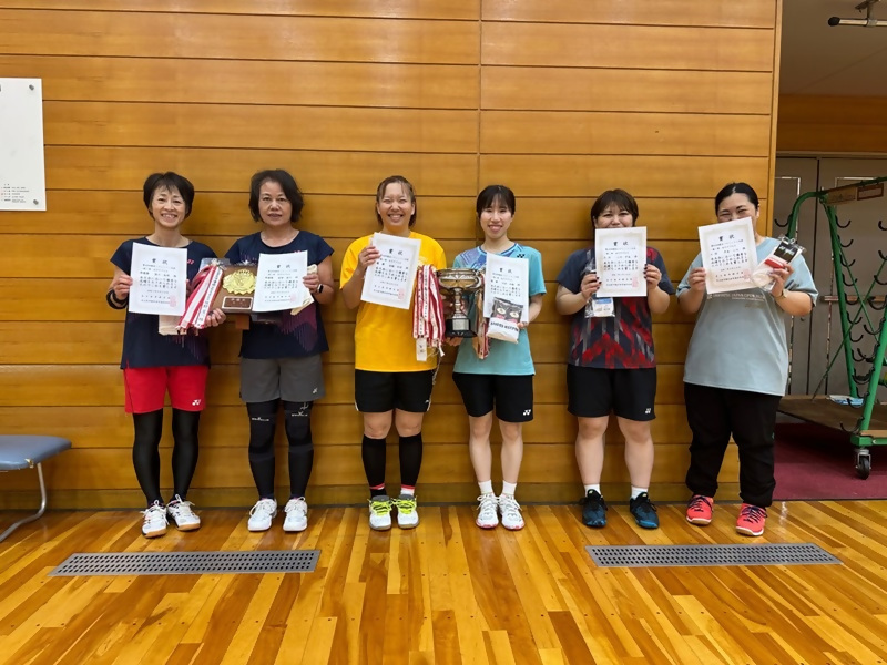 写真:女子ダブルス一般2部で受賞したペア