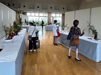 写真：いけ花を観賞するお客さまの様子の画像