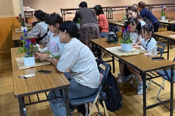 写真：親子で花をいけている様子（2回目）の画像