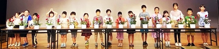 写真：完成した作品を前に集合している様子（2回目）の画像