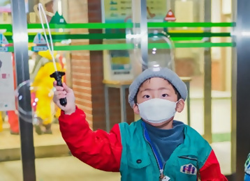 写真：2025年・2026年冬　アズワンワンダースクール　自然体験教室のチラシに載っている子ども