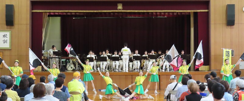 防災訓練での演奏演技の写真です