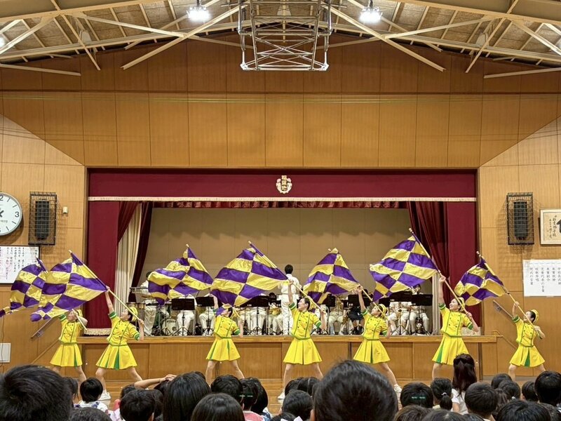 稲葉地小学校での演奏演技の写真です