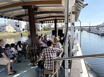 写真:乗船中の船内の様子