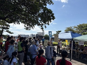 写真:清掃にあたって説明を聞く様子