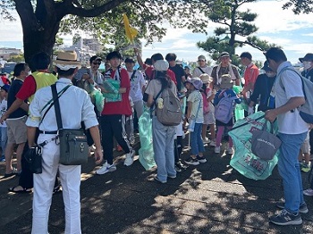 写真:清掃グループ別に分かれる様子