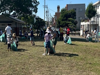 写真:宮の渡し公園の清掃の様子
