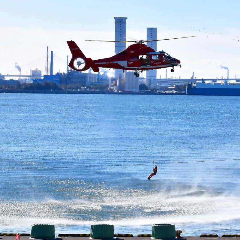 消防ヘリコプターと航空隊の隊員の写真