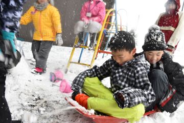 写真：2025ふくい冬のさとやまキャンプで雪の中で遊ぶ子どもたち