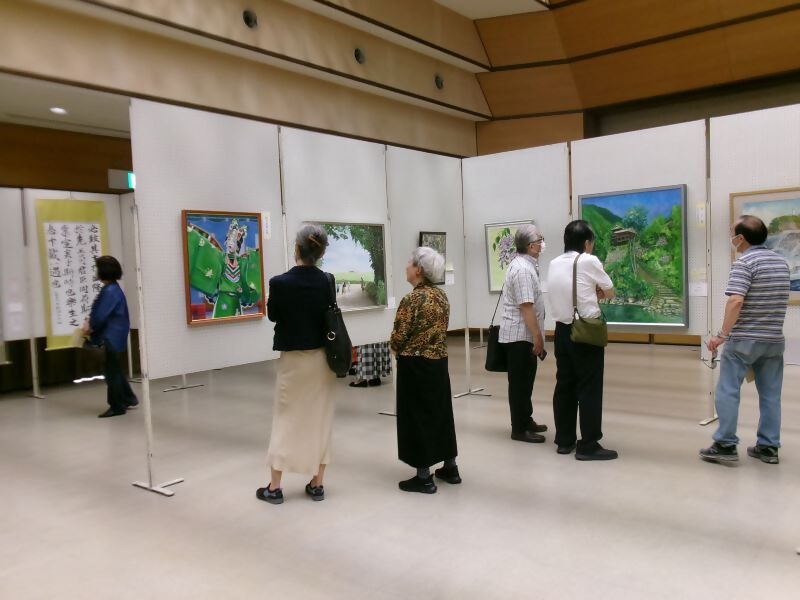昭和区民美術展来場者の写真