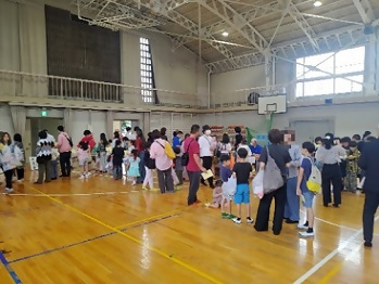 写真:体育館で並ぶ皆さんの様子