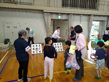 写真:ゲームに挑戦するお子さん達の様子