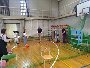 写真:バスケのゲームに挑戦するお子さん達の様子