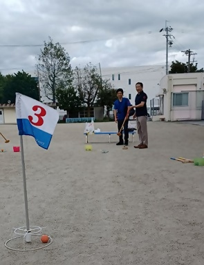 写真：ホールインワンをする区長