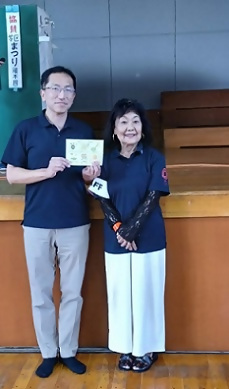 写真：加藤委員長と並んで笑顔の区長