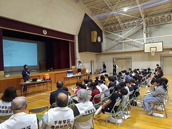 写真：講師の話を真剣に聴く皆さんの様子