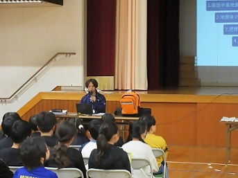 写真：わかりやすくお話ししてくれる講師の様子