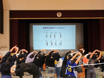 写真：避難所でできるストレッチをする様子