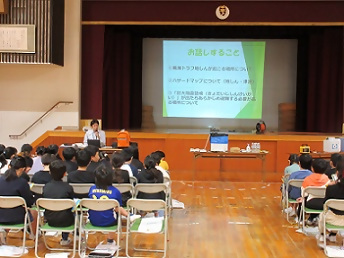 写真：区役所職員が話をする様子