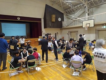 写真：グループワークで話し合う児童たち